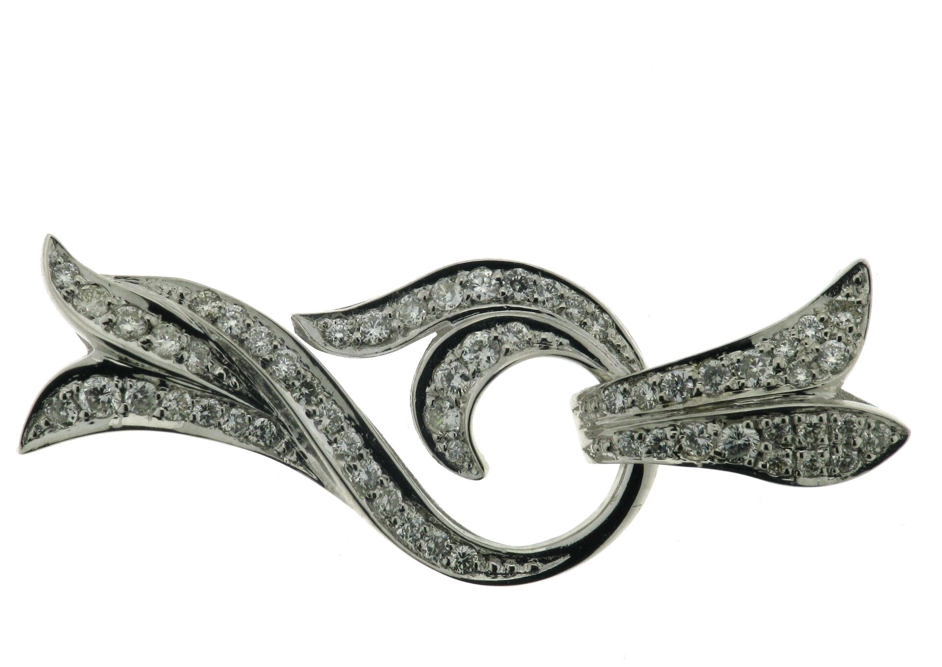 Clip pav&eacute;e clasp with diamonds