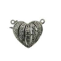 Pavée heart shape clasp